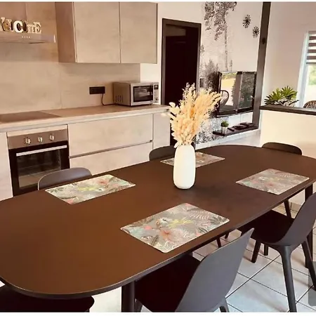 La 4 Personnes باستونيا